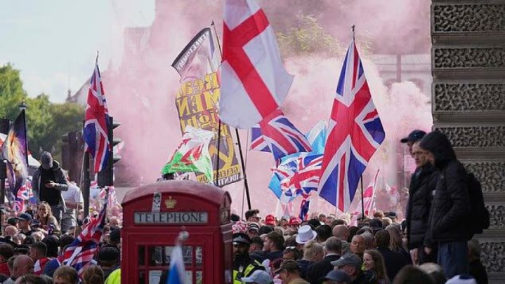 ماسک در کنار راست‌گرایان افراطی: پارلمان انگلیس باید منحل شود