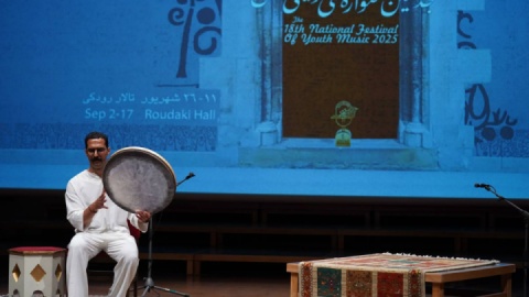 کارگاه دفنوازی شرکتکنندگان جشنواره با فرزاد عندلیبی/جشنواره موسیقی جوان آیینهای از وضعیت موسیقی ایران است