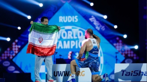 پهلوانان کشتی‌گیر پرچم ایران را با غرور بر بلندای جهان نشاندند