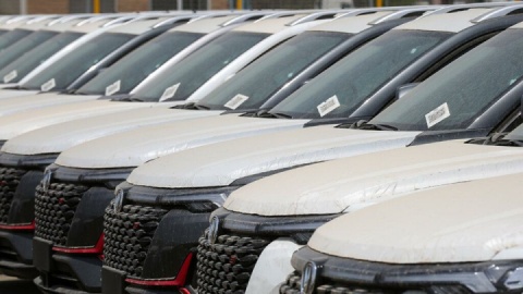 وضعیت ۲ هزار و ۸۰۰ خودروی وارداتی بلاتکلیف در پارکینگ تعیین تکلیف شود
