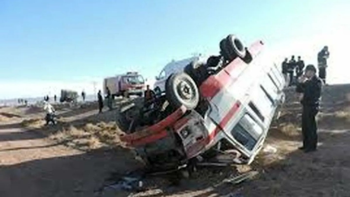 ۱۰ مصدوم در واژگونی مینی‌بوس حامل کارگران ساوه‌ای