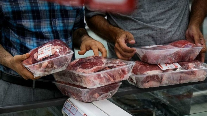 تامین ۱۰ درصدی کسری گوشت از محل واردات امری اجتناب ناپذیر است/ توزیع مستقیم گوشت قرمز با قیمت مصوب دولتی امکانپذیر است