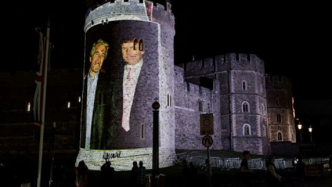 اعتراض به سفر ترامپ با نمایش تصویر او با متهم جنسی بر قلعه وینزور