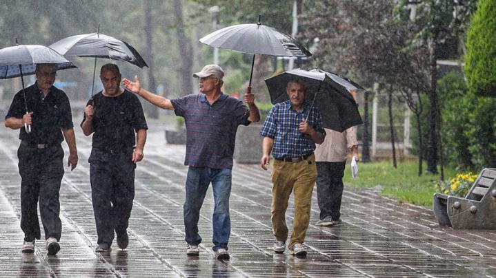 اردبیل و گیلان بارانی می‌شود/ آسمان تهران صاف، گاهی همراه با وزش باد