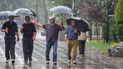 اردبیل و گیلان بارانی می‌شود/ آسمان تهران صاف، گاهی همراه با وزش باد