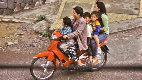 از هانوی تا لاهور؛ زنانی که با موتور تابوها را دور می‌زنند