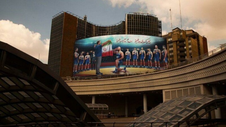 دیوارنگاره میدان ولیعصر تهران با تصویری از «آزاد مردان» رونمایی شد