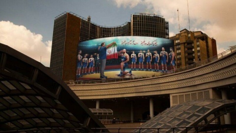 دیوارنگاره میدان ولیعصر تهران با تصویری از «آزاد مردان» رونمایی شد