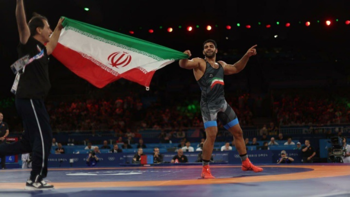 مدال طلا بر گردن ساروی