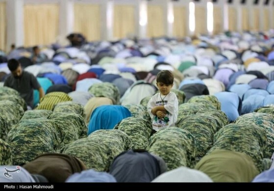 نمازجمعه تبریز در آغوش عطر کودکانه؛ نسل نو در صفوف ایمان