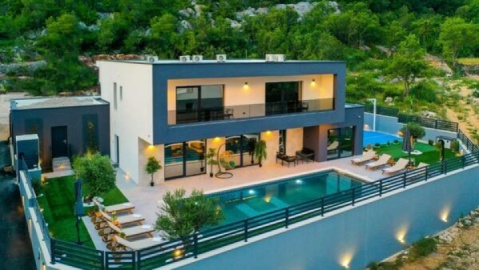 تصاویر باورنکردنی از ویلاسازی فرد مشهور در دل کوه‌های شمال تهران