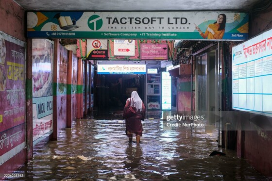 خیابان‌های داکا پس از بارش شدید باران در آب فرو رفتند