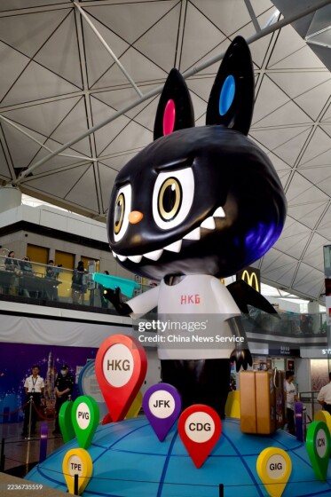 لابوبو با ارتفاع ۷ متر در فرودگاه بین‌المللی هنگ کنگ رونمایی شد