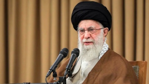 رهبر معظم انقلاب با مردم سخن می‌گویند