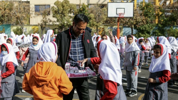 توزیع شیر و انجام غربالگری چاقی در مدارس ابتدایی