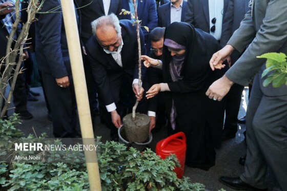 آیین نواخته شدن زنگ مهر و مقاومت با حضور وزیر راه و شهرسازی در تبریز