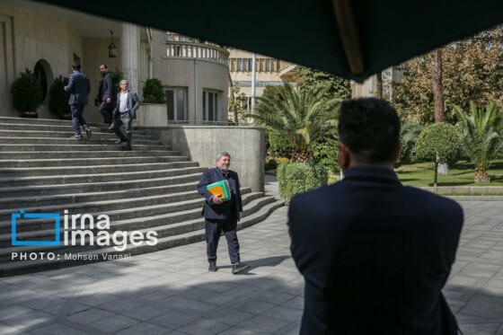 اعضای هیأت دولت در جمع خبرنگاران