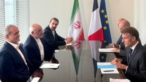 تاکید پزشکیان و مکرون بر حل و فصل مسئله هسته‌ای از مسیر گفت‌ وگو