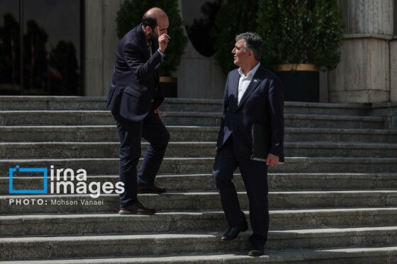 اعضای هیأت دولت در جمع خبرنگاران