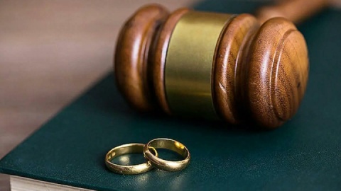 جدایی به خاطر گوشی مخفی شوهر