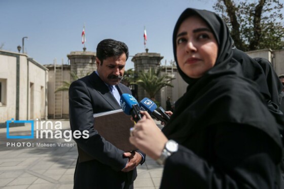 اعضای هیأت دولت در جمع خبرنگاران