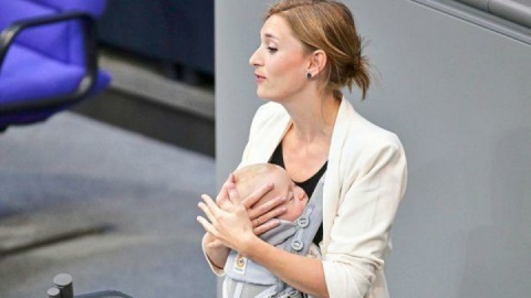 هانا اشتاینمولر با نوزاد در آغوش، پشت تریبون تاریخساز شد