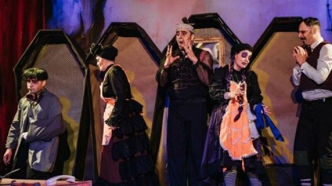 چند خطی برای «مغازه خودکشی»