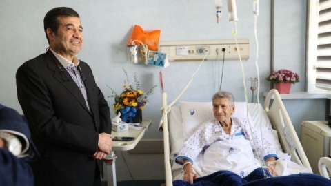 وزیر ورزش و جوانان به عیادت اکبر کارگرجم پیشکسوت فوتبال ایران رفت