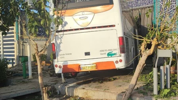 ورود اتوبوس به مسجد در اصفهان