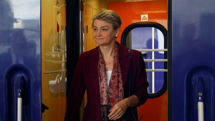 به پیگیری مسیرهای دیپلماتیک با ایران ادامه می‌دهیم