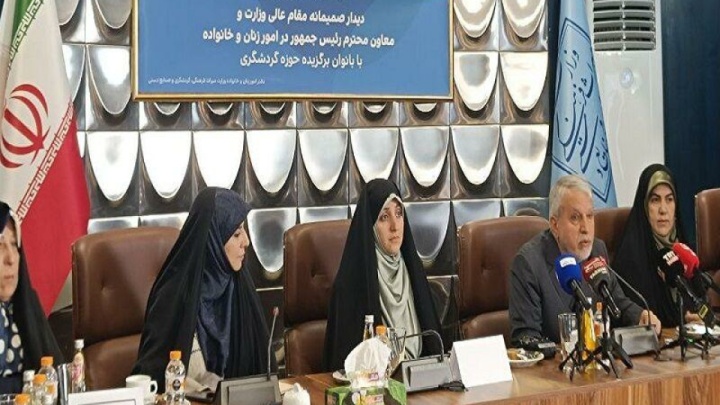 بهروزآذر: ۱۷ هزار زن در دفاع مقدس شهید، جانباز و اسیر شدند