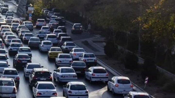 ترافیک در معابر پرتردد تهران سنگین است