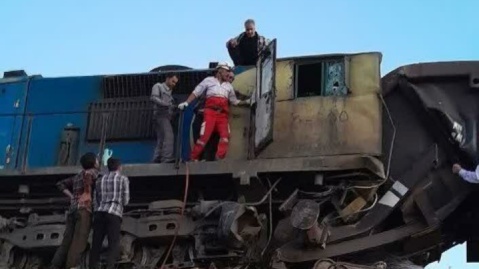 ۲ مصدوم در برخورد لکوموتیو امدادی با واگن باری