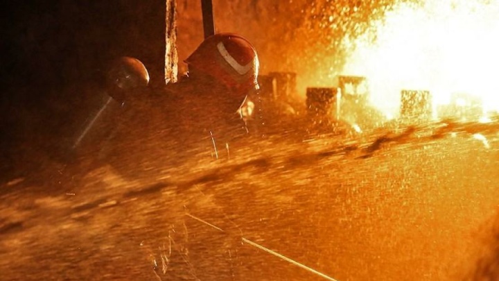 آتش‌سوزی شدید در کارگاه تولیدی/ مصدومیت یک آتش‌نشان