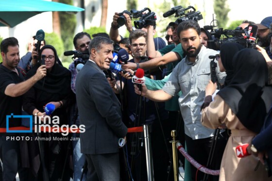 اعضای هیأت دولت در جمع خبرنگاران