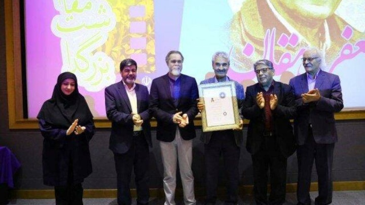 جعفر دهقان نشان درجه یک هنری گرفت / «هیچ وقت نگفتم، من بازیگرم»