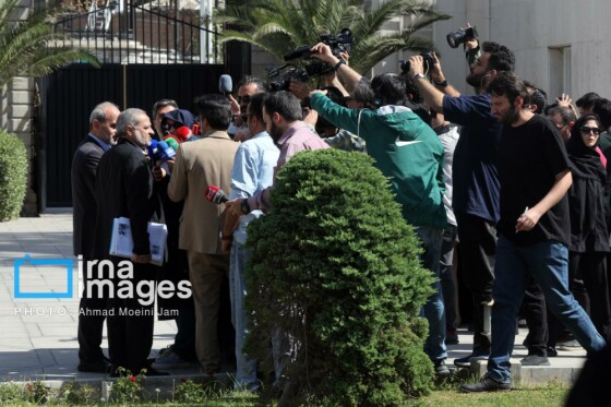 اعضای هیأت دولت در جمع خبرنگاران