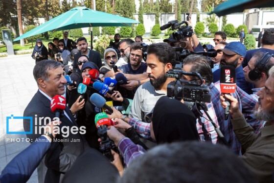 اعضای هیأت دولت در جمع خبرنگاران