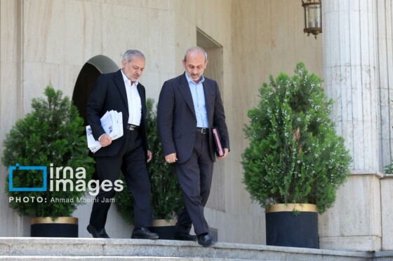 اعضای هیأت دولت در جمع خبرنگاران