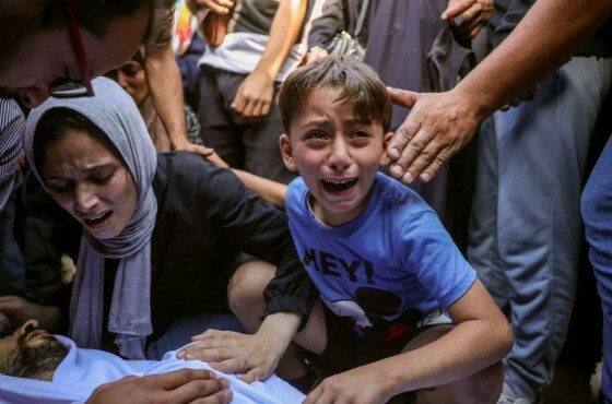 خانواده یک مرد فلسطینی که در حمله هوایی اسرائیل کشته شد، در بیرون بیمارستان الاقصی بر سر جسد او سوگواری می‌کنند.