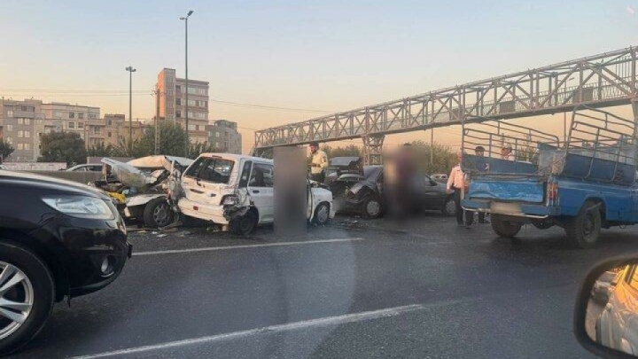 تصادف زنجیره‌ای و ترافیک سنگین در اتوبان آزادگان