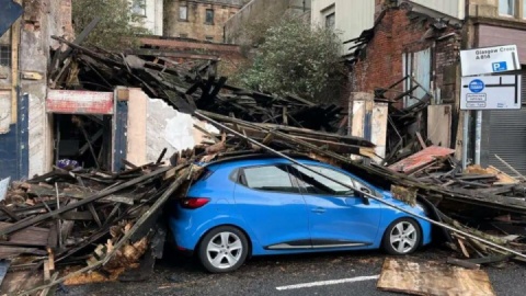 طوفان امی با بادهای ۱۲۰ کیلومتری، برق و سفرها را فلج کرد