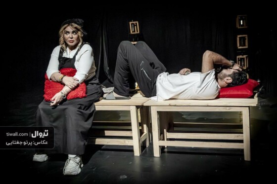 نمایش «یازده: یازده» نوشته نیل لبیوت و به کارگردانی بهاره رهنما، داستان مردی را روایت می‌کند که پس از انفجار برج‌های دوقلو در خانه معشوقه‌اش گیر می‌افتد. این نمایش که به بررسی واکنش‌های انسانی در شرایط بحرانی می‌پردازد.