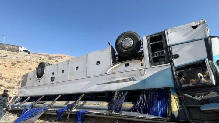 ۱۶ مصدوم سقوط اتوبوس به دره در جاده فیروزکوه در بیمارستان بستری هستند