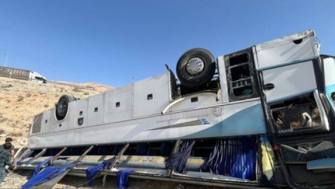 ۱۶ مصدوم سقوط اتوبوس به دره در جاده فیروزکوه در بیمارستان بستری هستند