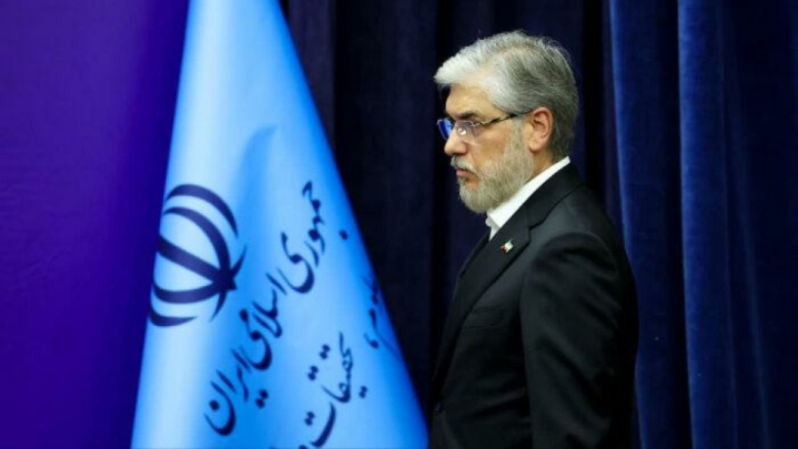 وزیر علوم در مجمع علم و فناوری برای جامعه سخنرانی می‌کند