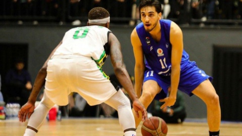 استقلال پرقدرت شروع کرد