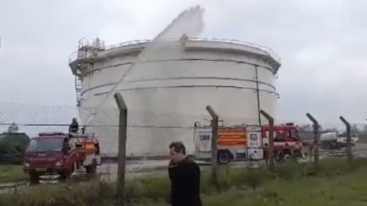 یک کشته و ۲ مصدوم در آتش‌سوزی مخازن سوخت در بندرانزلی