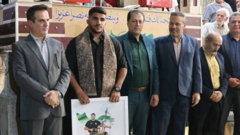 شال پهلوانی بر گردن قهرمان کشتی جهان