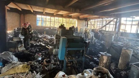 وقوع آتشسوزی در کارخانه تولید مواد کفش